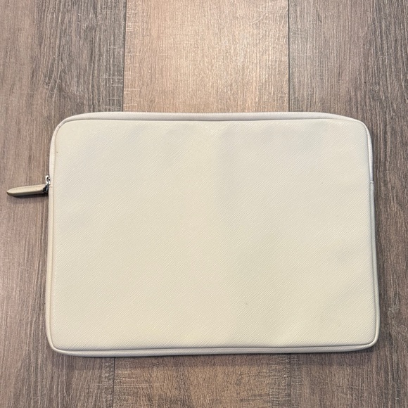 Tumi | Cream Leather Laptop Sleeve - Picture 8 of 10